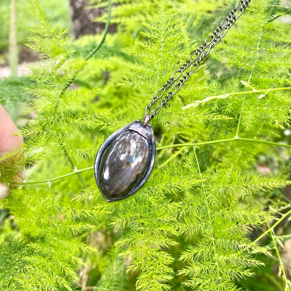Snake bone and labradorite necklace - Picture 2 of 6